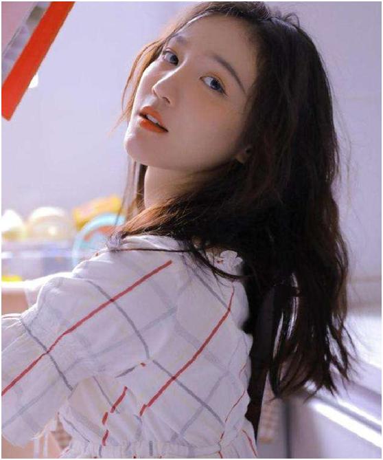 这位女演员的名字叫刘露,是一位某高校的艺术学校的学生,凭借着自己的