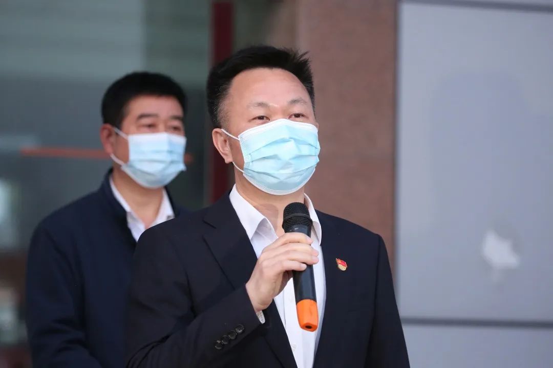 在欢送仪式上,荆州市副市长,县委书记黄镇对即将返岗复工务工人员寄予