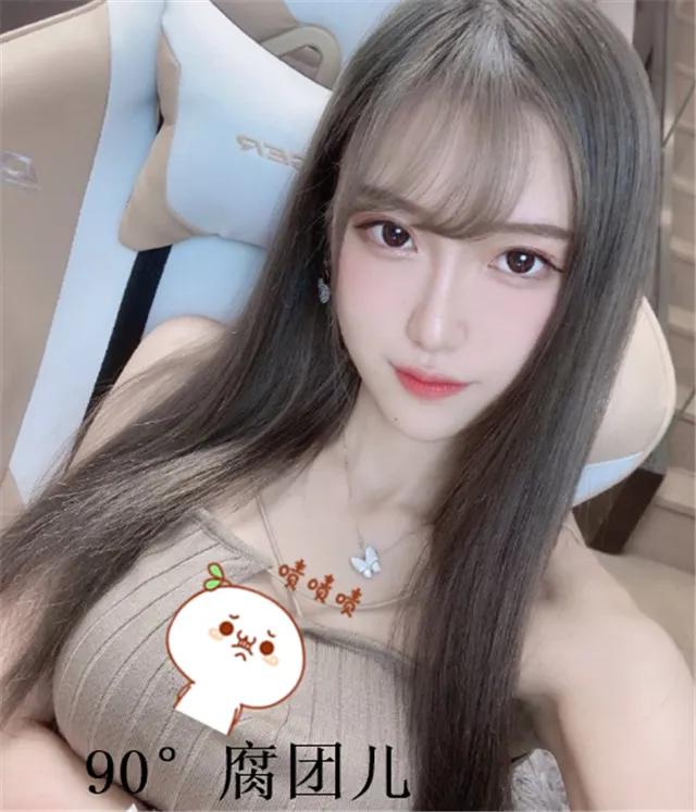 腐团儿的直角肩让不少人羡慕,她的肩膀处也是90度