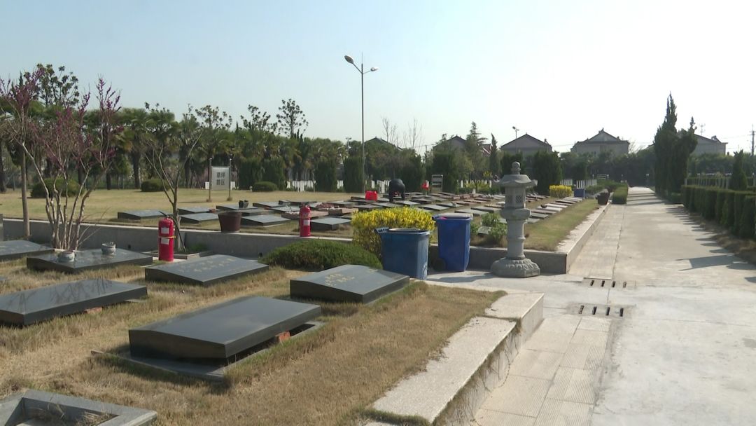 上午,记者在安泰园看到,已经陆续有市民来公墓祭扫.