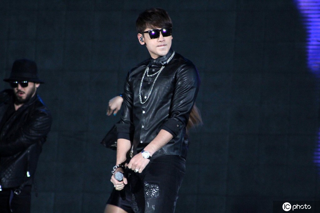 韩国人气天王郑智薰,斗舞中国超女歌后李宇春