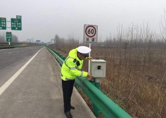 测速点闪光灯很多交通事故,都因为这个测速闪光导致的.