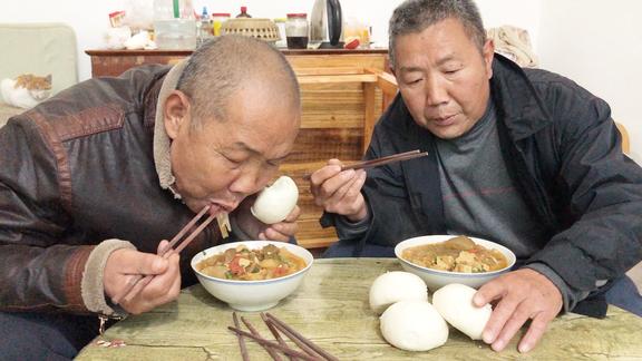 阿远老爸想吃大锅菜大铁锅熬了一大锅和大伯一人整了一大碗