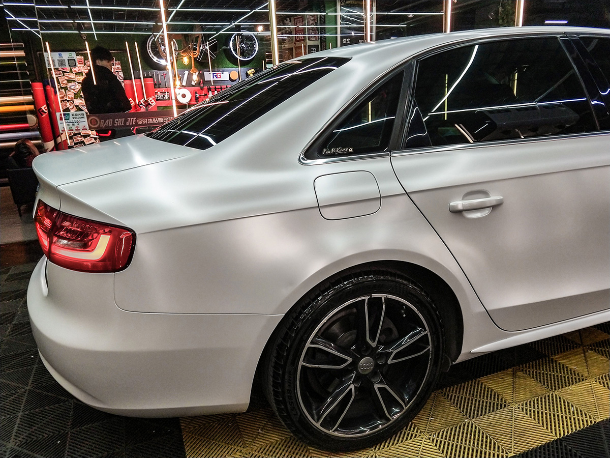 汽车贴膜成为一种时尚,让车看起来更酷又充满神秘感,这也吸引很多车主