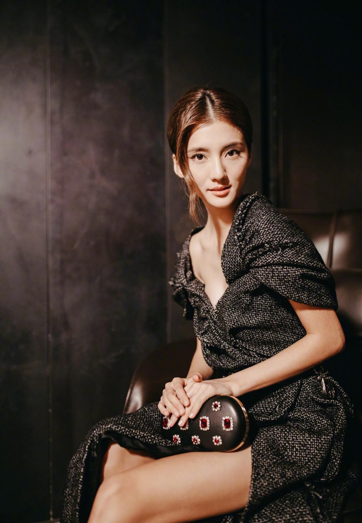 吴千语真放得开穿黑色超低v领礼服性感撩人高开叉更抢眼了