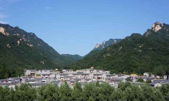 (西泰山炎黄群雕)(西泰山游客服务中心)(西泰山形象山门停车场)▼成为