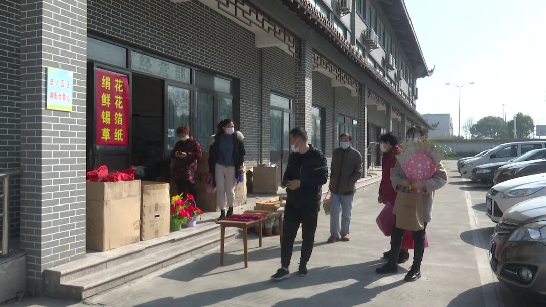 上午,记者在安泰园看到,已经陆续有市民来公墓祭扫.