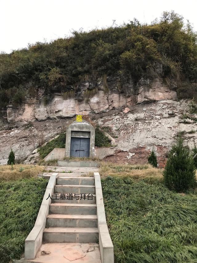 在半山腰拍来龙和葬坟处.新修一条公路,是沿着山脊(来龙)修建.