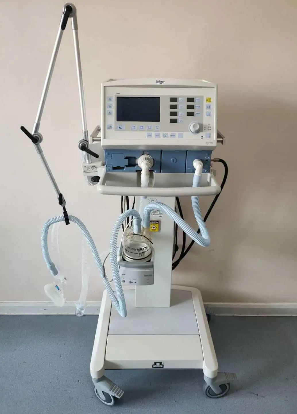 拥有高,中,初级专业医护人员20人,科室拥有进口中,小型呼吸机,最新