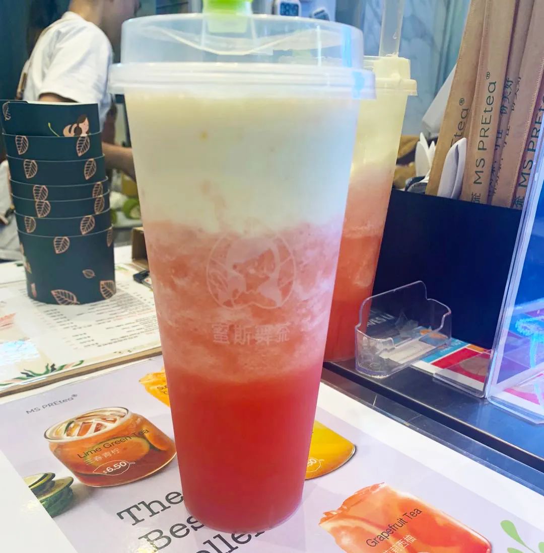 每日新鲜到货的西瓜,搭配上奶香浓郁的奶霜,妥妥的清凉神器～西瓜奶霜