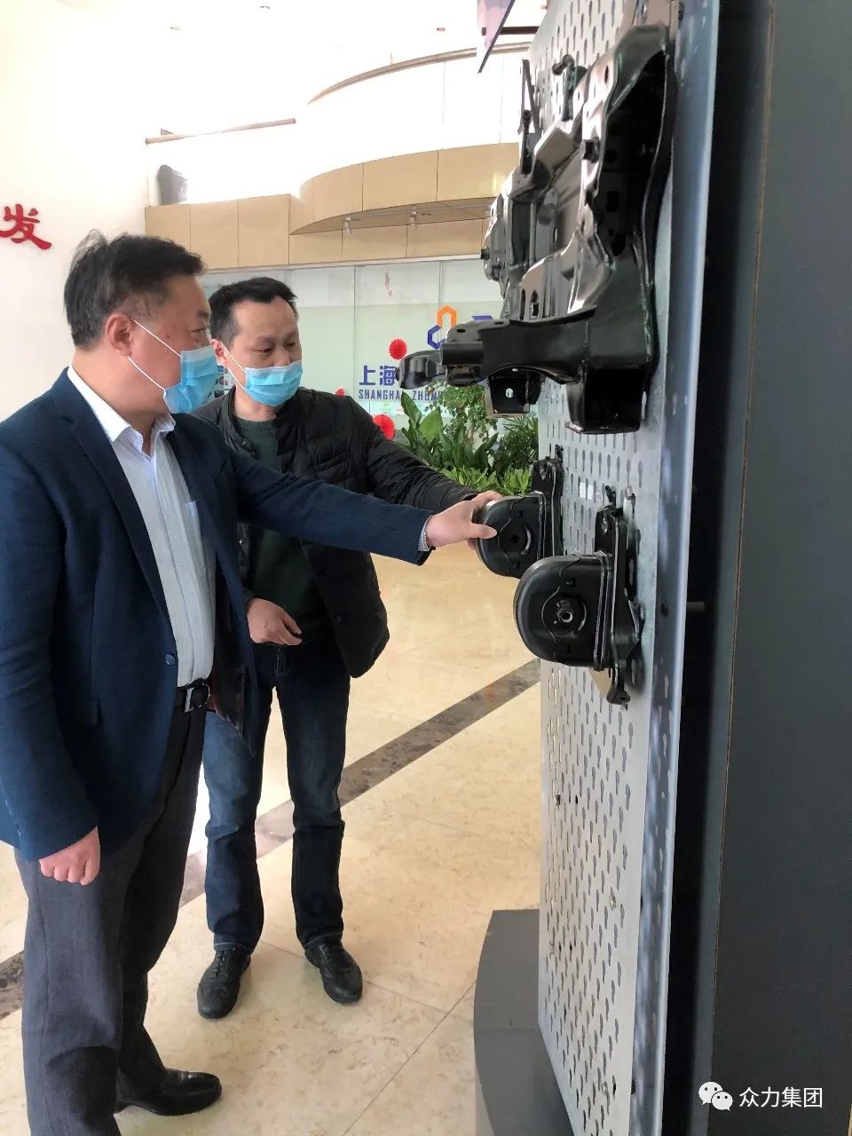 图:生产副总陈玉华向李忠兴主任介绍公司系列产品各位领导对我公司