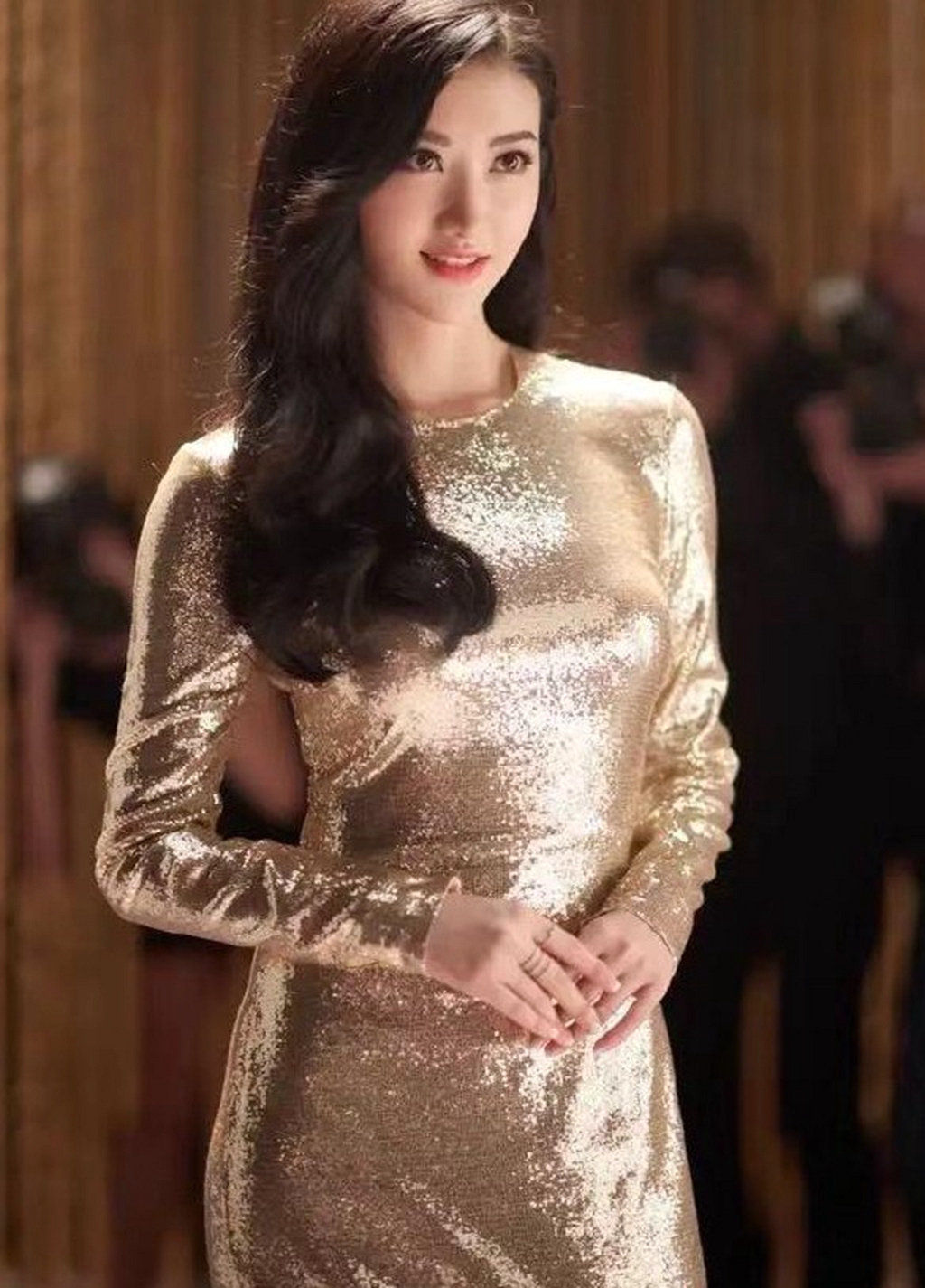 景甜身材真有"料",穿金色连衣裙亮相,藏不住的凹凸感!