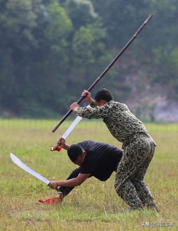 训练还是演马戏越军特种部队变杂技团耍花枪钻火圈胸口碎大石