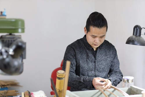 制扇师王光英每天练功十小时指间重现折扇古风