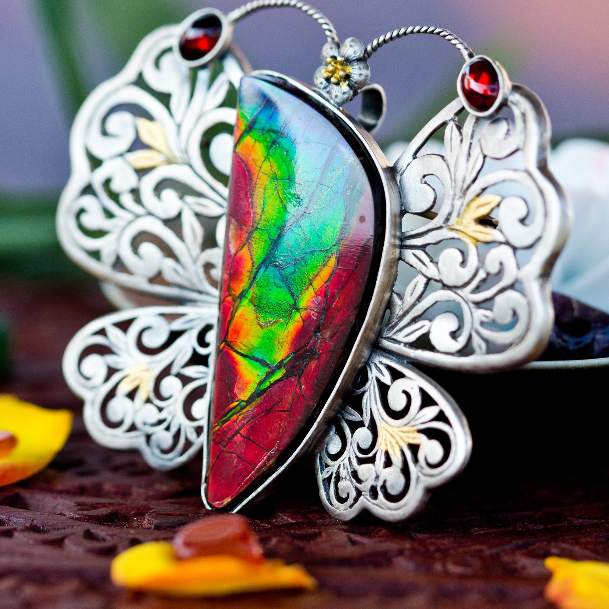 平衡与一般的宝石不同,斑彩石本来是相对来说更脆弱,它的主要成分是