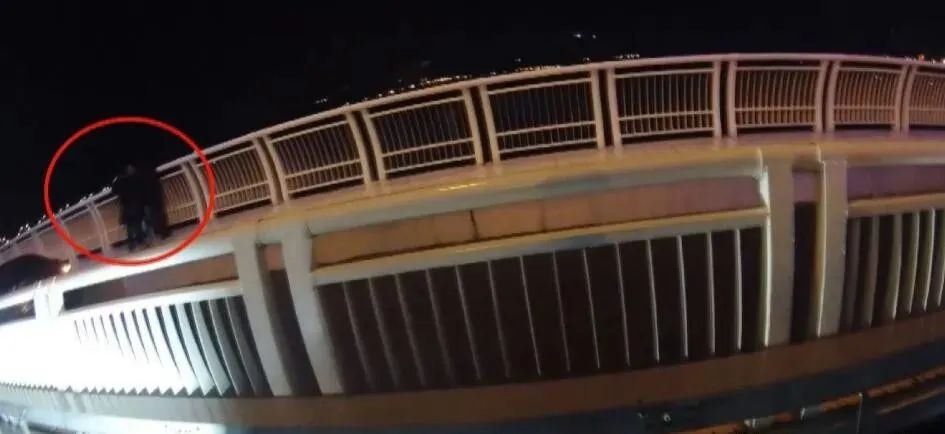 南宁一男子赌博输掉一百多万心态崩溃想跳桥轻生幸亏