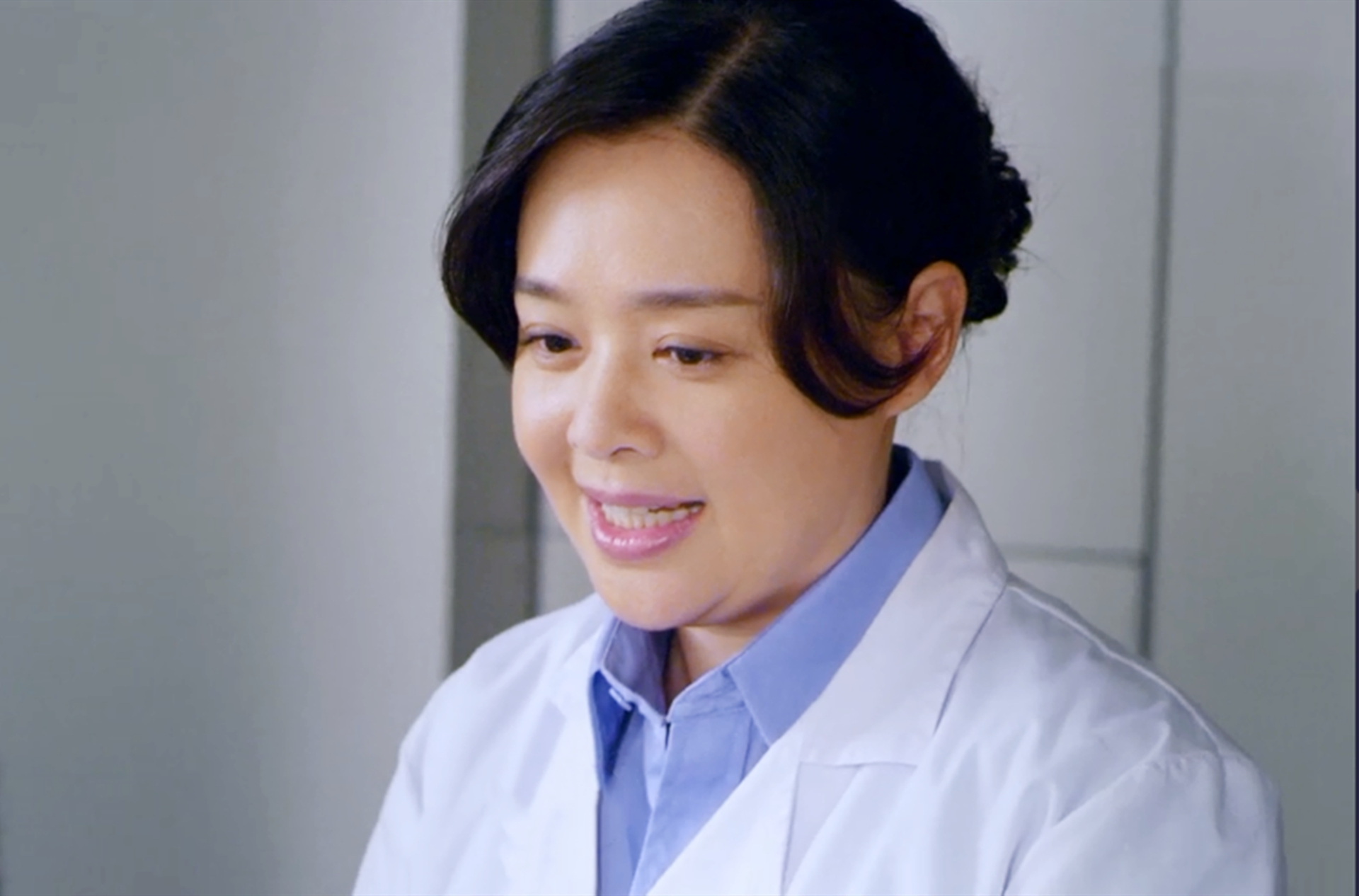 作为国家话剧院的演员,当时她正在排剧院的话剧《刘真来啦》.