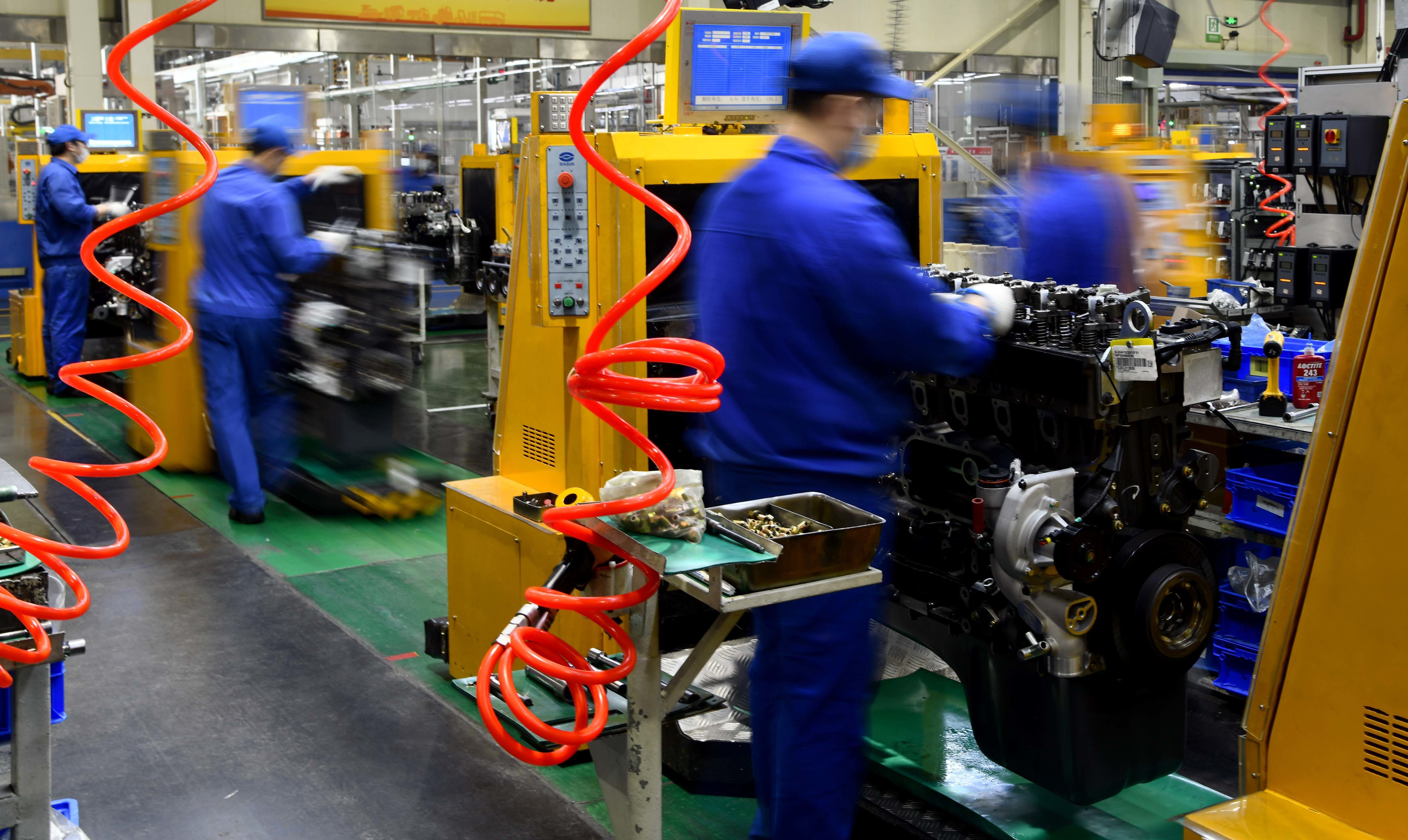 1/ 12   图为3月19日,在位于山东潍坊的潍柴集团一号工厂总装车间