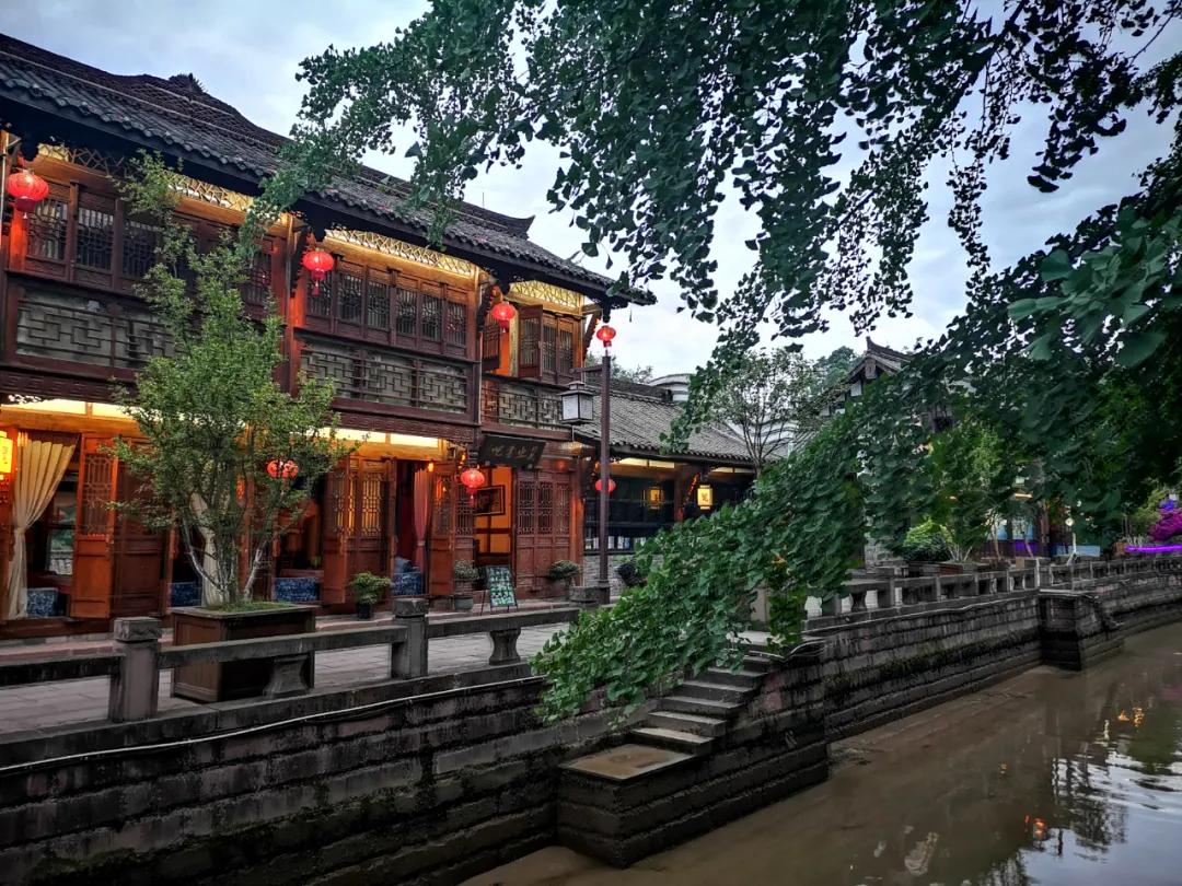 沈阳人,2500公里之外,有人正隔空过着你最艳羡的生活!