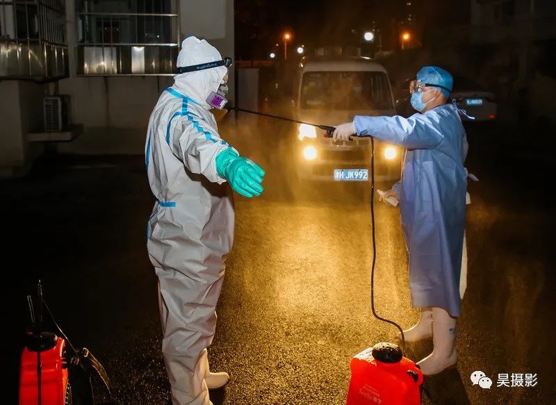 每次消毒作业完成后,队员们都会被喷淋消毒确保安全.