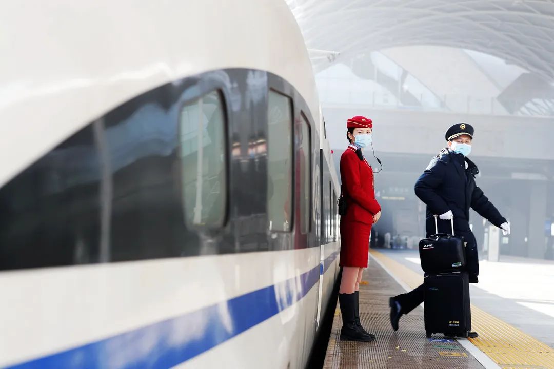 2月9日,邯郸东至北京西g6734次高铁停在石家庄站,换乘司机走下列车.