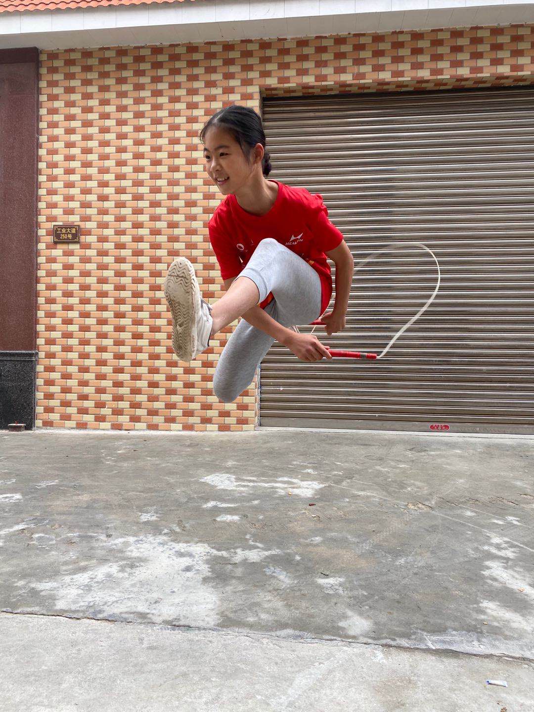 三摇跳▼高质量完成跳绳训练任务居家锻炼身体坚持每天"停训不停练"