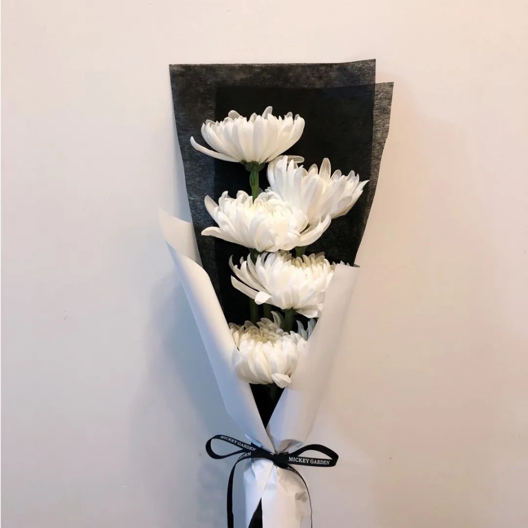 人们在祭拜的时候一般都会携带5朵白菊,当然五朵以上也是可以的.
