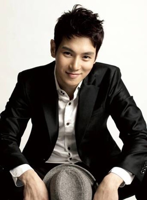 男歌手黄伦硕酒驾造成碰撞事故酒精含量严重超标遭警方传唤