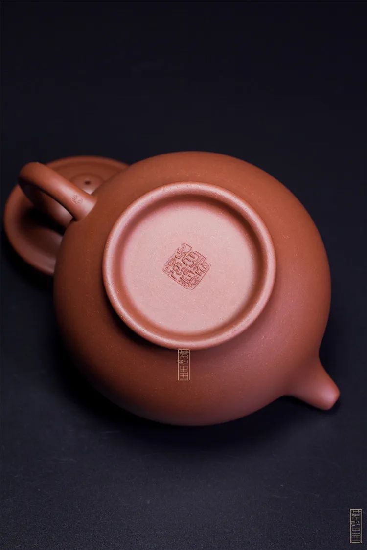 整器选用底槽清材质,浑厚深沉,壶身线条的质感诉说的是厚,沉,灵,雄,健