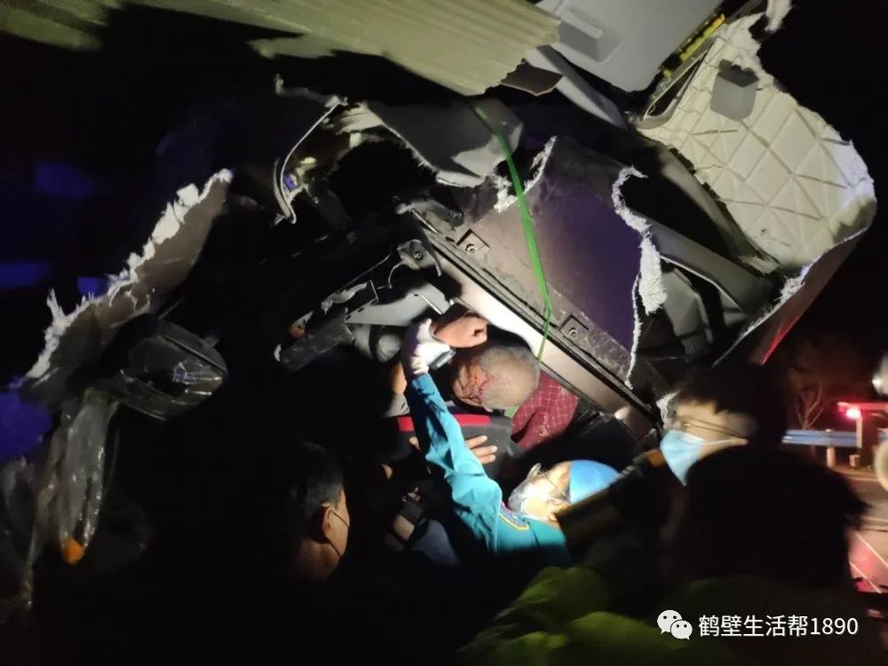 百姓拍客京港澳高速鹤壁段两货车追尾两人被困车中淇滨区拆除废弃警亭