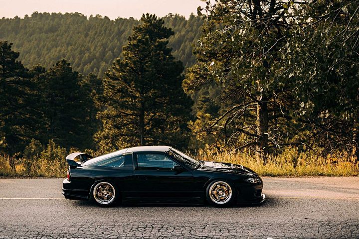 改装超光滑的黑色日产240sx