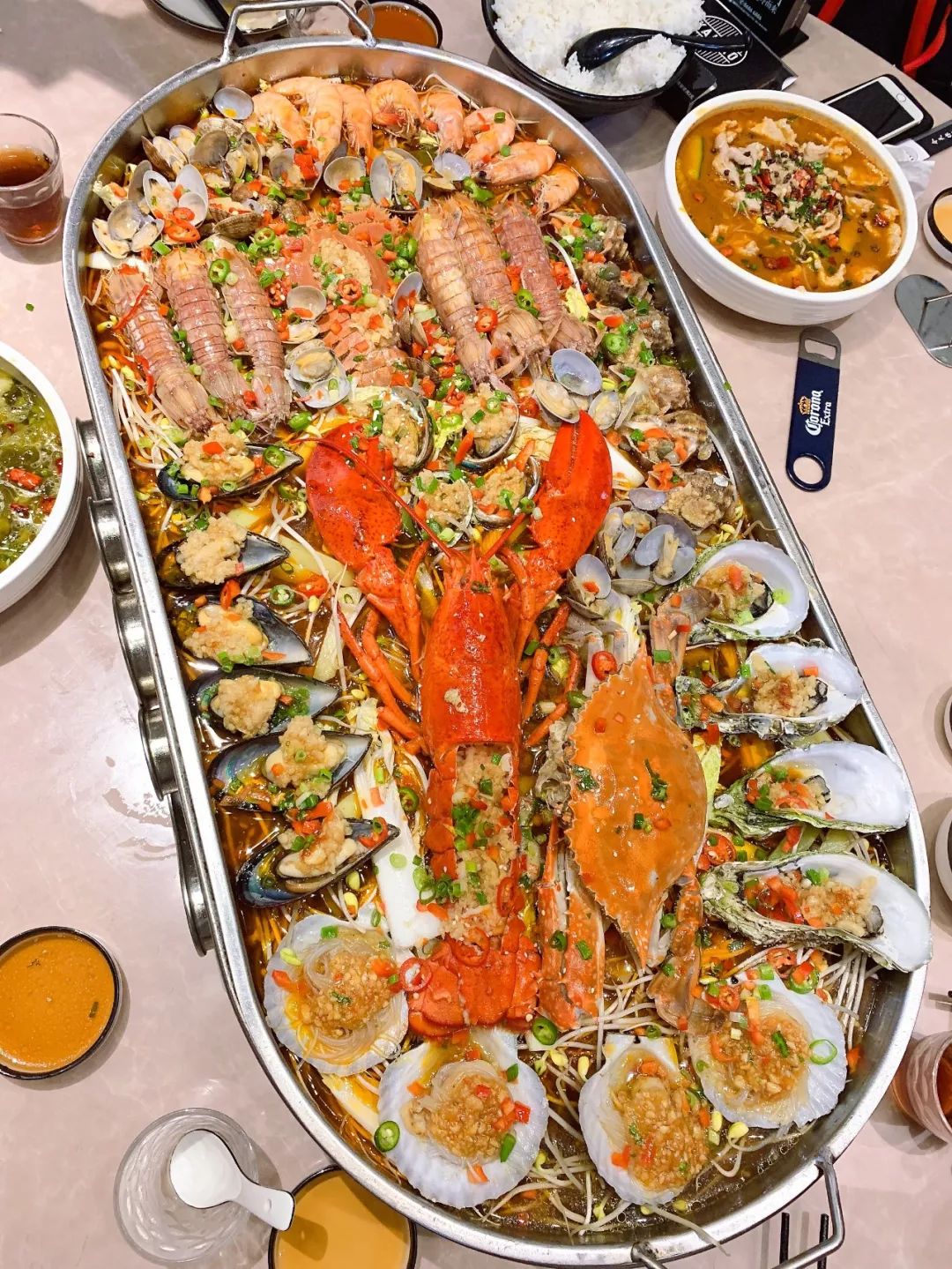 (海鲜大咖里的帝王蟹,波士顿龙虾需要另加,价格可咨询商家)海鲜咖里有