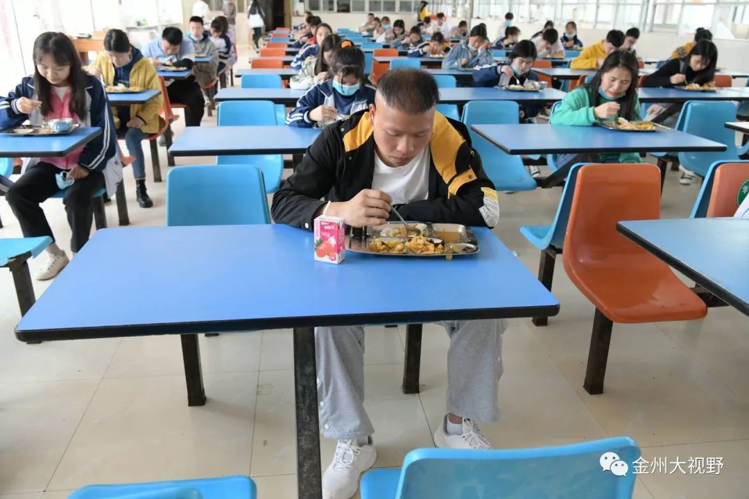 兴义一中学生就餐兴义八中学生就餐学生排队有"范":学生排队,均佩戴