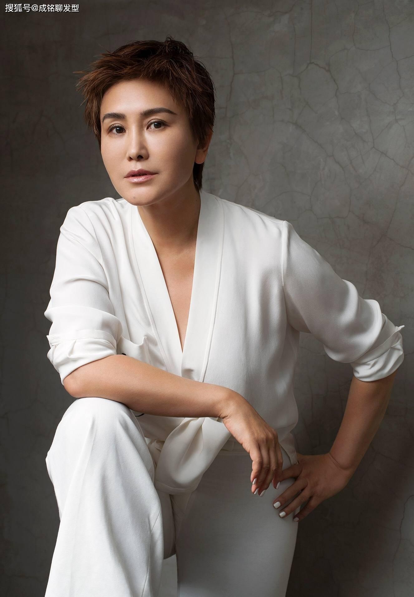 原创王茜打性感擦边球无扣上衣只系边角简约又吸睛性感率真两不误