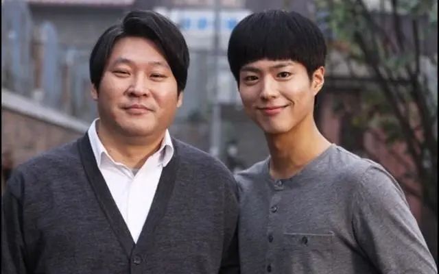 例如第 11 集,善宇妈妈下班回来看到崔泽爸爸与珍珠玩耍的镜头时