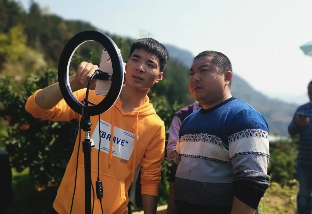 云阳农户变身主播直播带货卖柑橘