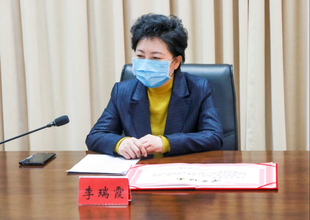 大桥石化集团向新乡防疫指挥部捐赠现场新乡市政府李瑞霞副市长在