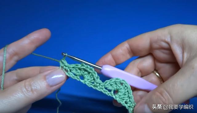 这个季节钩一些小背心挺不错三色扇贝花无袖背心教程新手可学