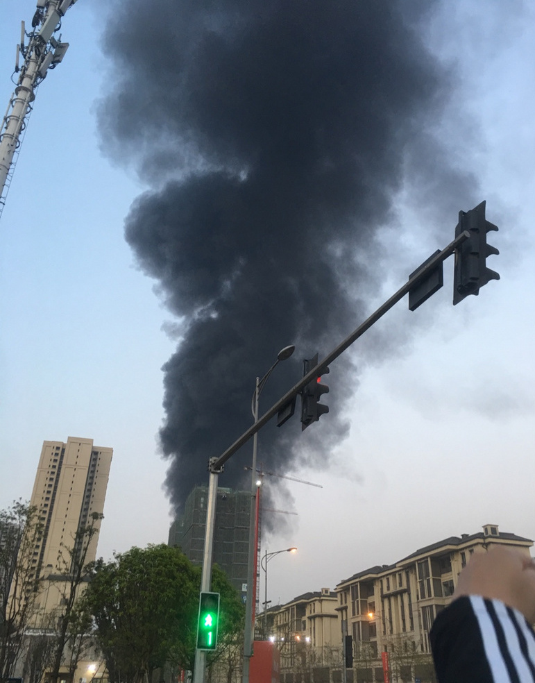 重庆工厂突发大火现场浓烟滚滚烟柱数十米火灾现场触目惊心
