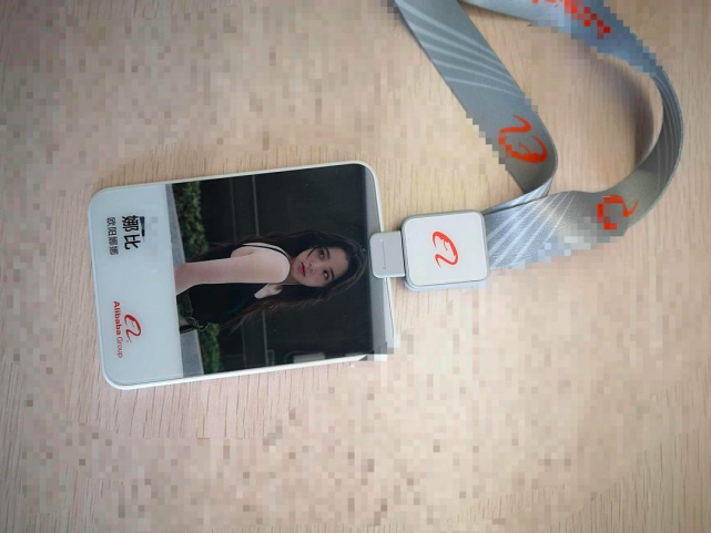 原创娱乐圈寒冬钱难挣欧阳娜娜找了份稳定工作入职电商工作证曝光