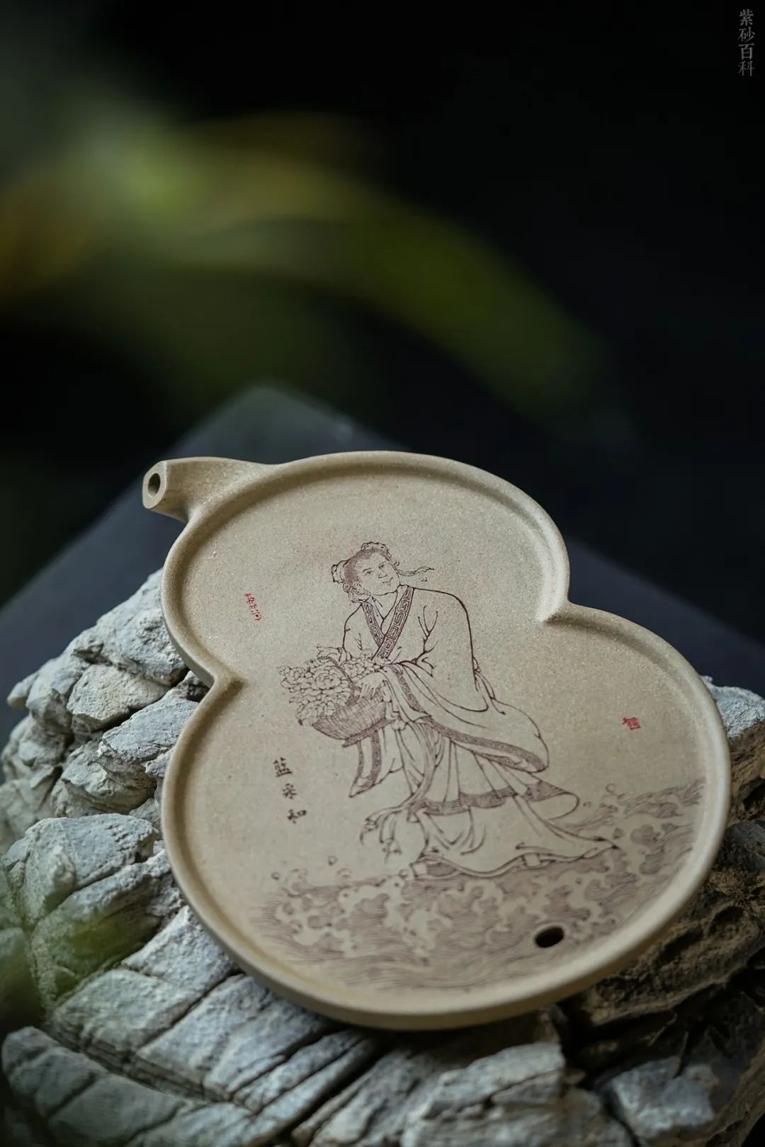 自幼喜爱书画,有深厚的素描功底,刻绘技艺突飞猛进.