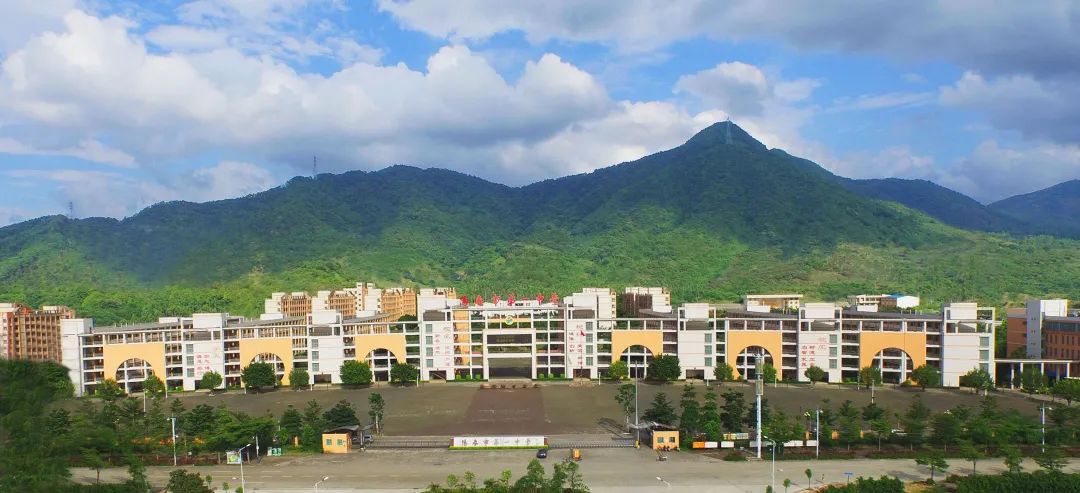 全体一中学子愿春暖花开时遇见更好的你