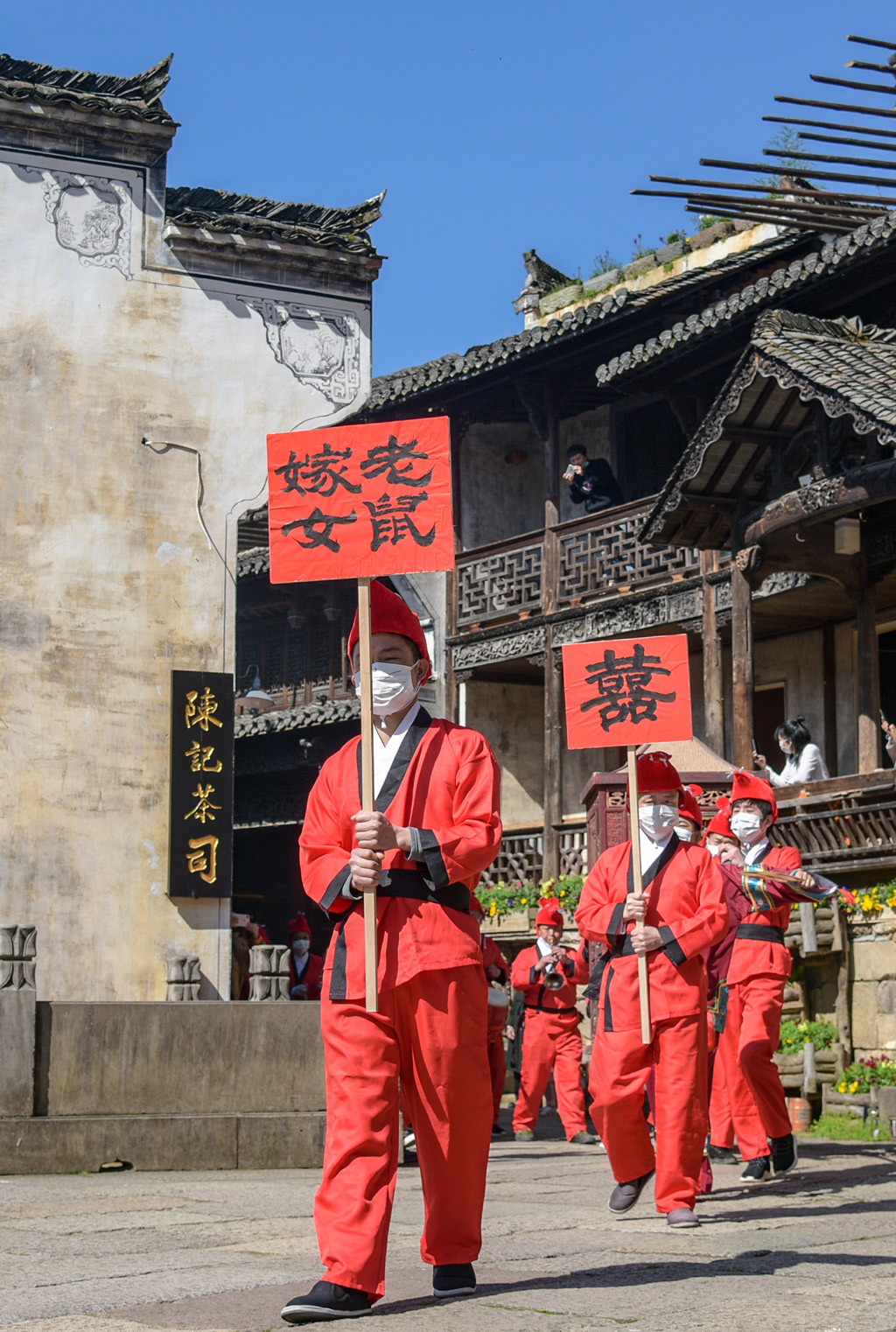 两只老鼠抬花轿图片