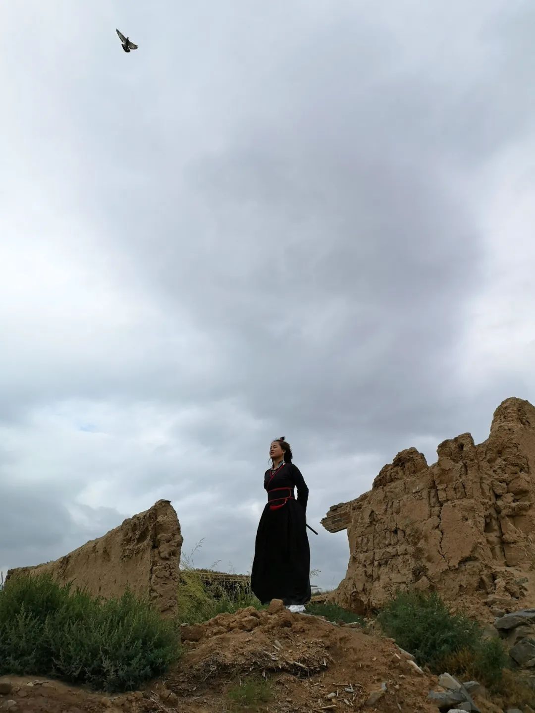 甘肃有片山体悬崖,出现第二个"莫高窟"?跟着芒果去一探究竟_景泰县