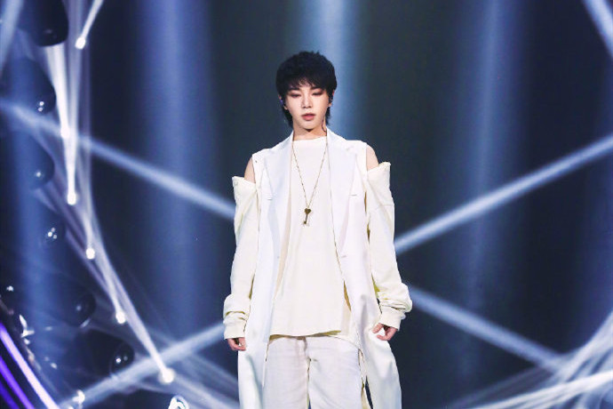 原创 华晨宇时尚造型比歌声还狂野,露肩装,机械手指,简直是时尚妖精