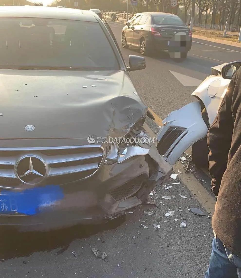 宜兴一奔驰车正常行驶被强行撞车!