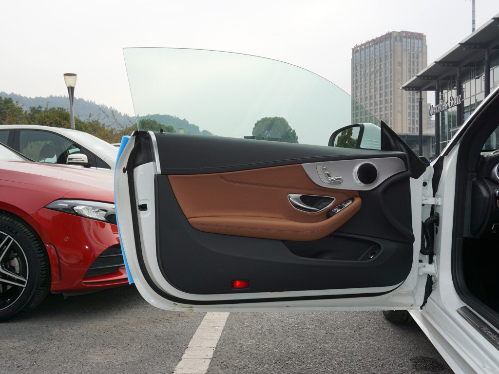 进口奔驰无框车门配大溜背30万出头有156马力小姐姐挺喜欢