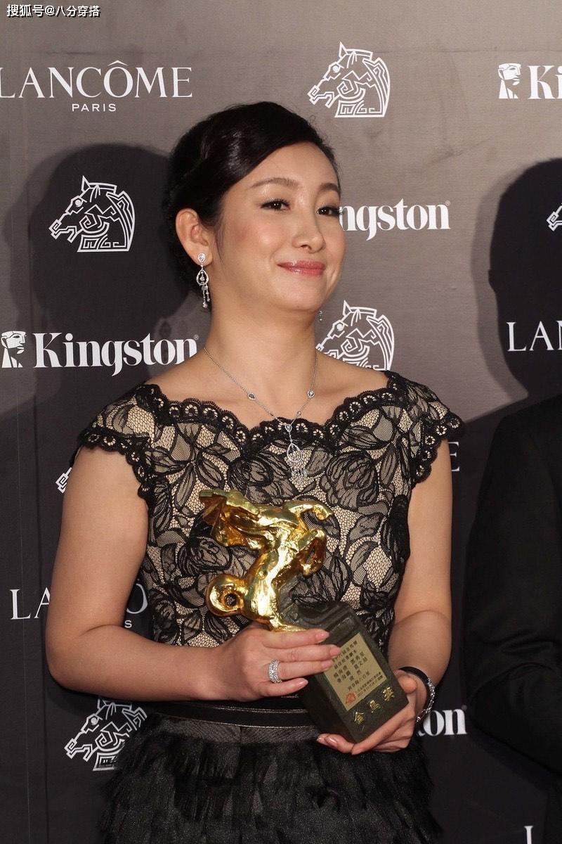 秦海璐难逃中年发福无袖连衣裙暴露粗壮手臂肤色暗黄气质全无