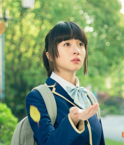 记得《旋风少女》戚百草吗?5年后留中分,裙子穿半边气场太强_胡冰卿
