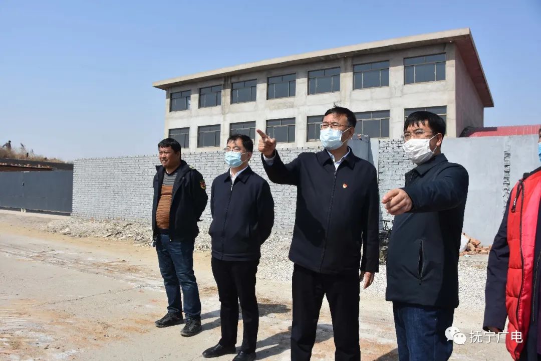 区委副书记,区长付顺义,副区长朱志伟现场指挥拆违行动.